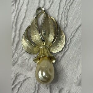 Vintage Sarah Coventry large pearl flower brooch